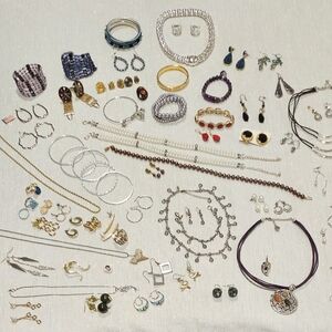 Almost 2 Lbs of Costume Jewelry!      (1LB and 14.8 ozs)